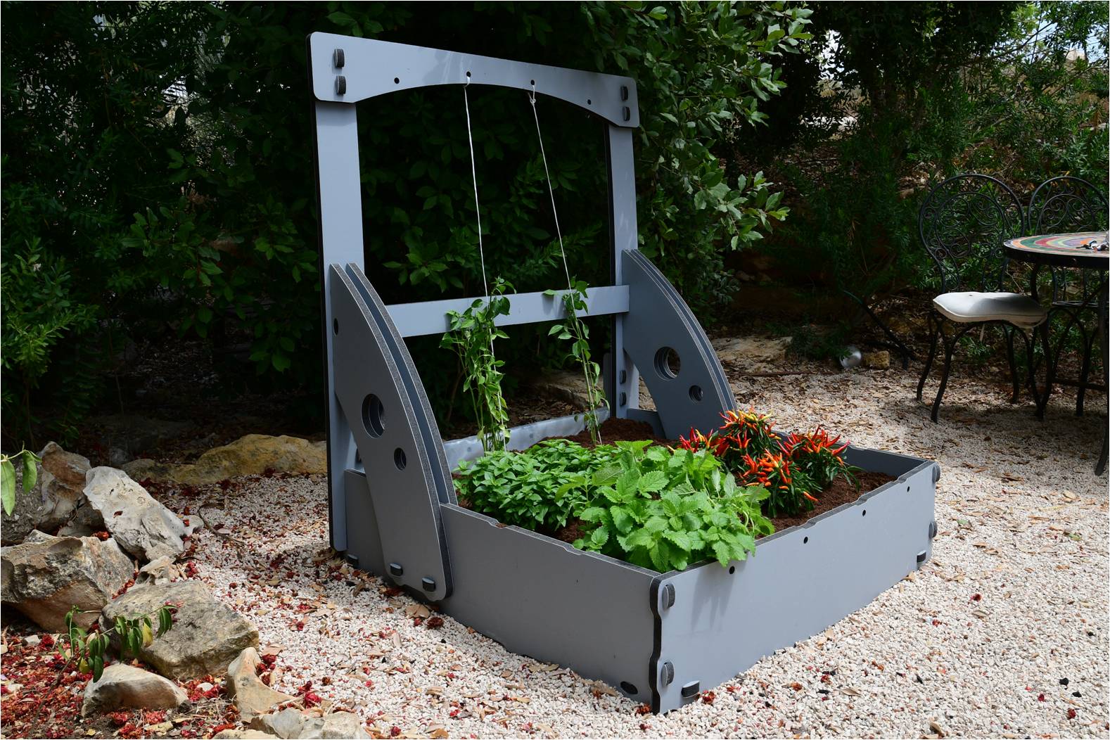 Vegetable Grow Bed W/ Trellising Kit